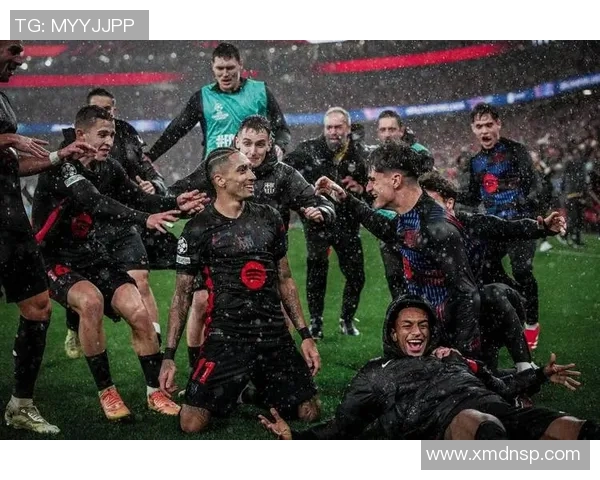 四位足球巨星的命运交响曲：荣耀、挑战与转折的故事