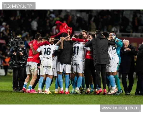 当两大足球巨星激情对决赛场中央肩并肩碰撞瞬间震撼全场