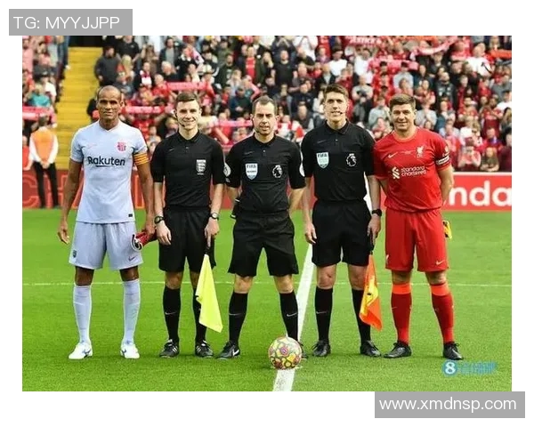 三位足球明星动漫女孩并肩作战展现青春活力与竞技风采