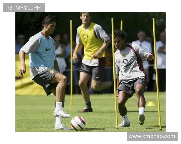 C罗同款球星足球鞋全解析 选择与穿搭推荐助你轻松提升球场表现